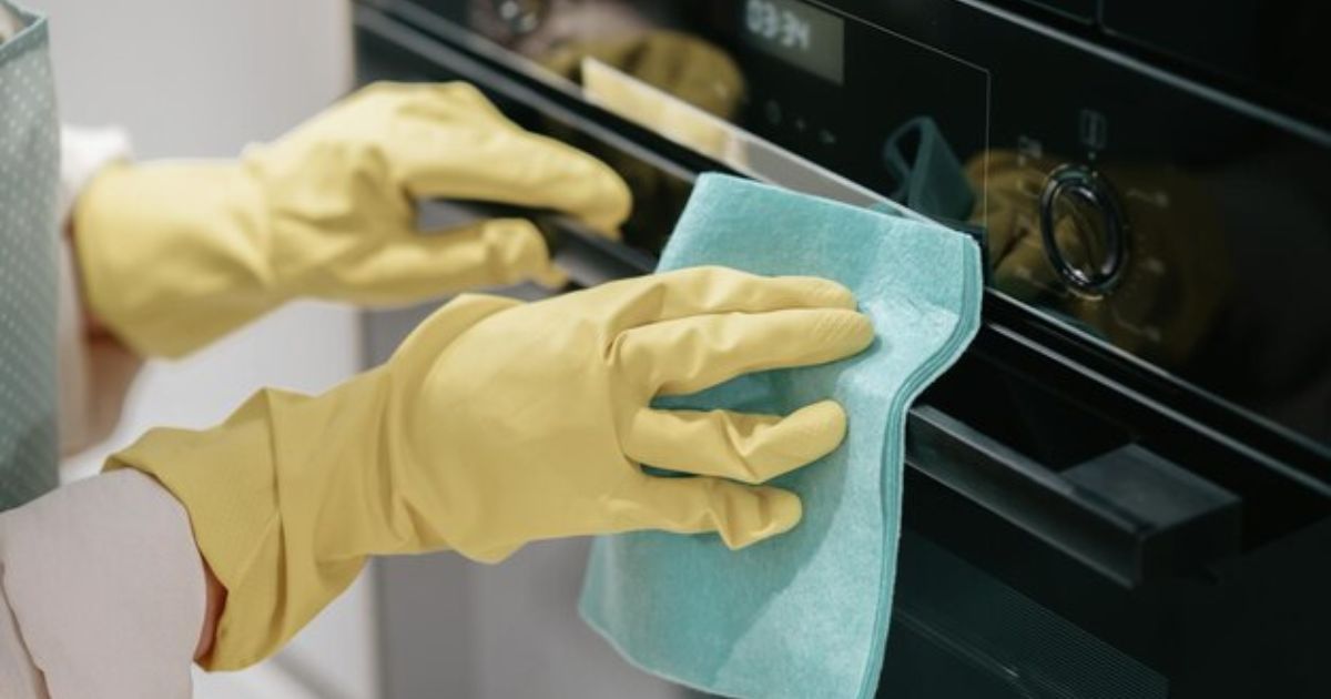 How to Clean an Oven Without Oven Cleaner?